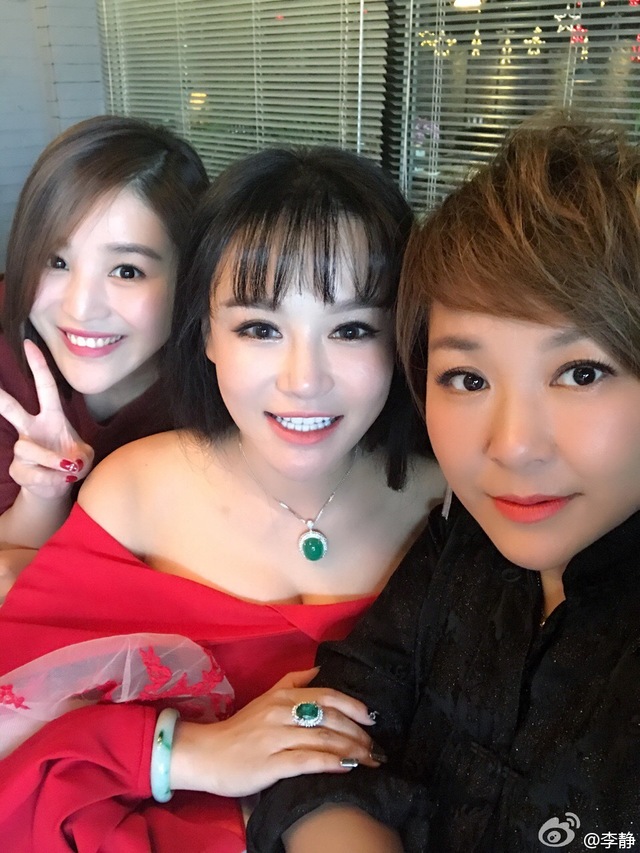 邹市明娇妻冉莹颖庆生秀香肩 与李静沈凌玩自拍