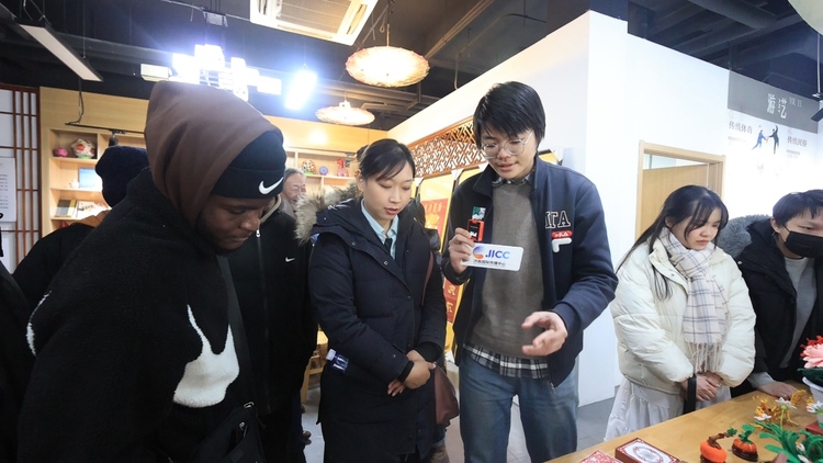 赶大集、唱大戏、扭秧歌……跟老外一起感受泉城飘向世界的“年味儿”