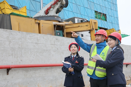 贵州织金：税务护航重点项目加快建设_fororder_毕节市税务局青年干部走进辖区内企业大项目建设现场进行了解，图为毕节市税务局干部在金沙窖酒3万吨技改扩能项目现场了解项目建设情况。（摄：朱泫粼）