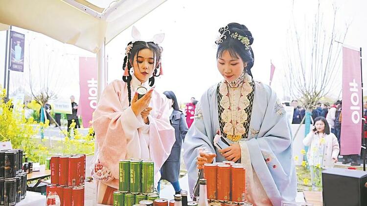 （转载）“过完春节过春糖”  成都多场展城融合活动邀你来耍_fororder_崇州天府酒村集市上，游客身穿汉服品美酒