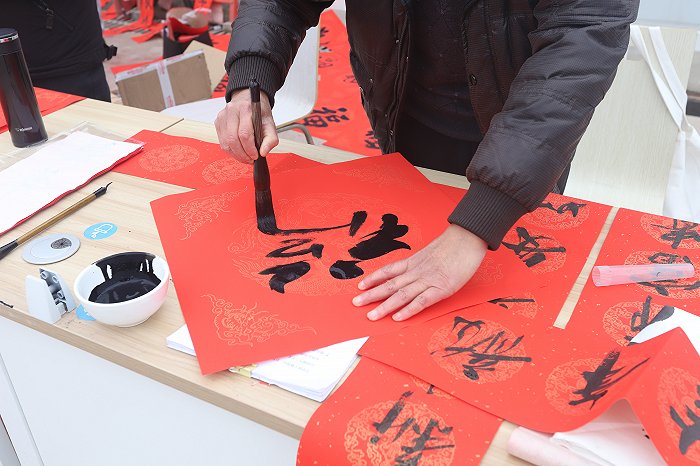 （转载）成都世园会主会场摆起坝坝宴 数百建设者温暖过年