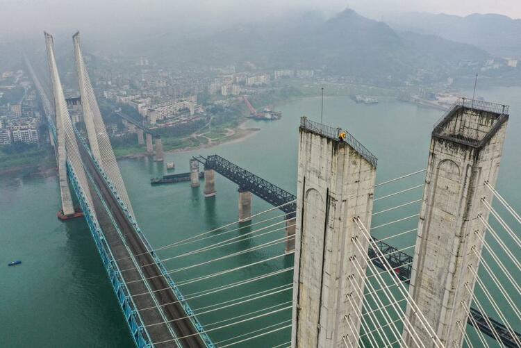 新春走基层｜守护春运的“云端舞者”