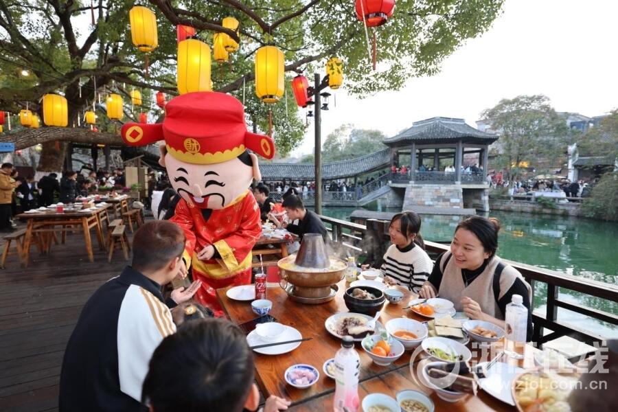 乌镇“长街龙宴”食来一年好运道_fororder_W020240214322948391157