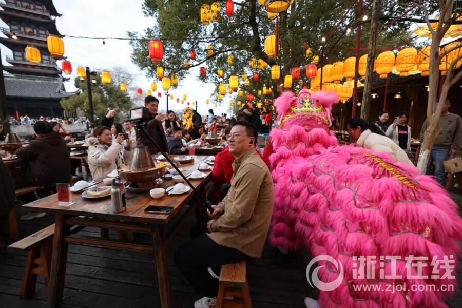 乌镇“长街龙宴”食来一年好运道_fororder_W020240214322948208462