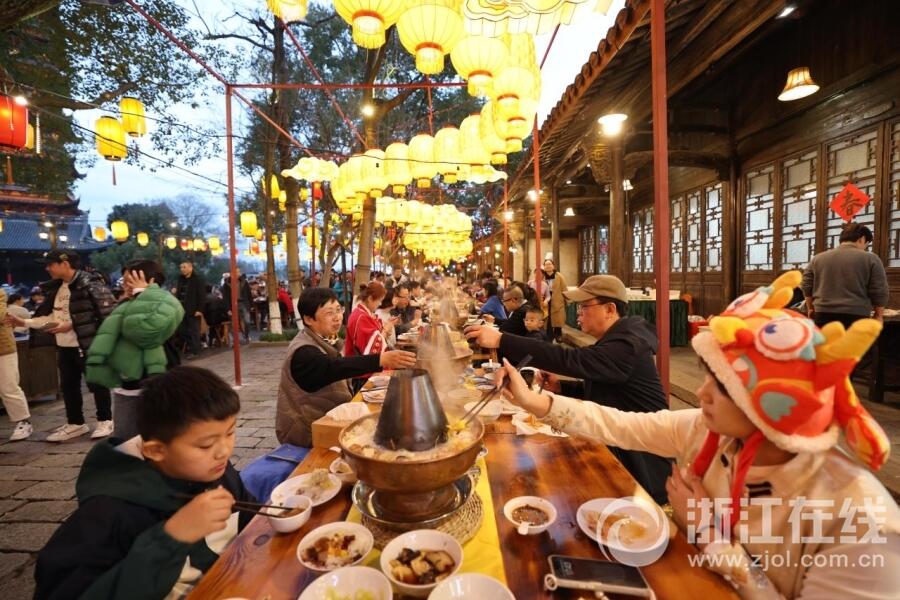 乌镇“长街龙宴”食来一年好运道_fororder_W020240214322948033016