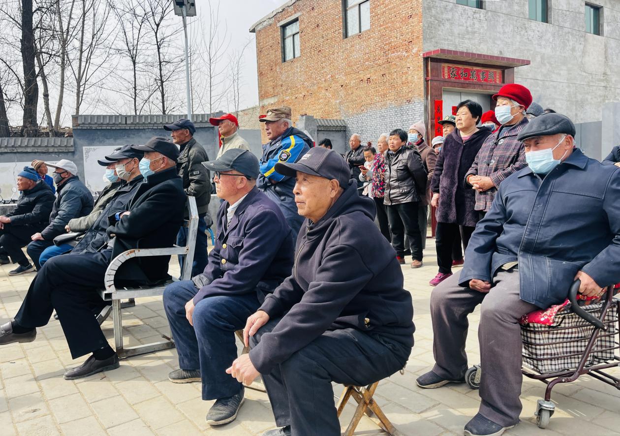 河北涞水：戏曲下乡润民心 文化惠民促振兴_fororder_图为观众聚精会神地观看演出。（李金璐 摄）