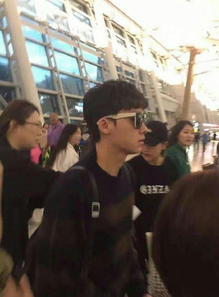 又是“偶遇李易峰”？男神新机场照略显憔悴_娱乐_腾讯网