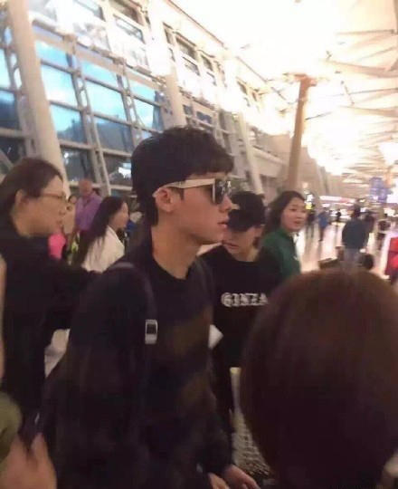 又是“偶遇李易峰”？男神新机场照略显憔悴_娱乐_腾讯网