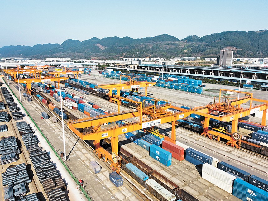 重庆：国际班列跑出“加速度”