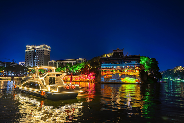 自贡市春节旅游市场火爆 A级景区接待游客逾147万人次_fororder_3夜游釜溪现场（摄影-廖志全）