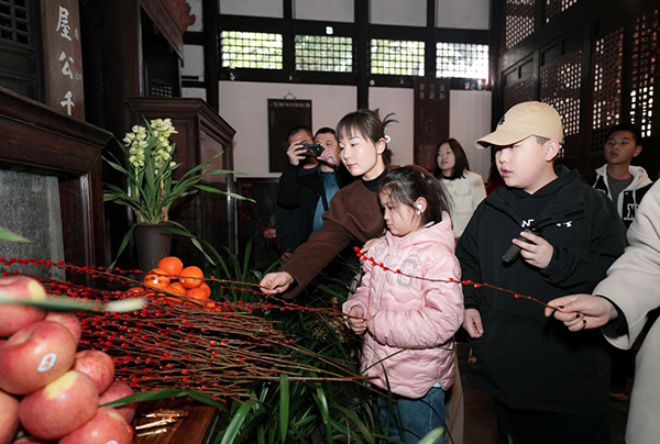春节假期 214万人次耍青羊A级旅游景区_fororder_市民游客向诗圣敬献梅枝-供图-成都市青羊区委宣传部