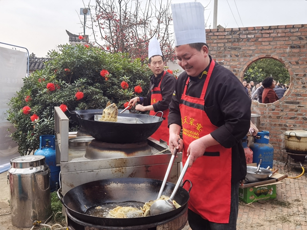 （转载）德阳广汉：千人同吃“九大碗” 吃出浓浓年味