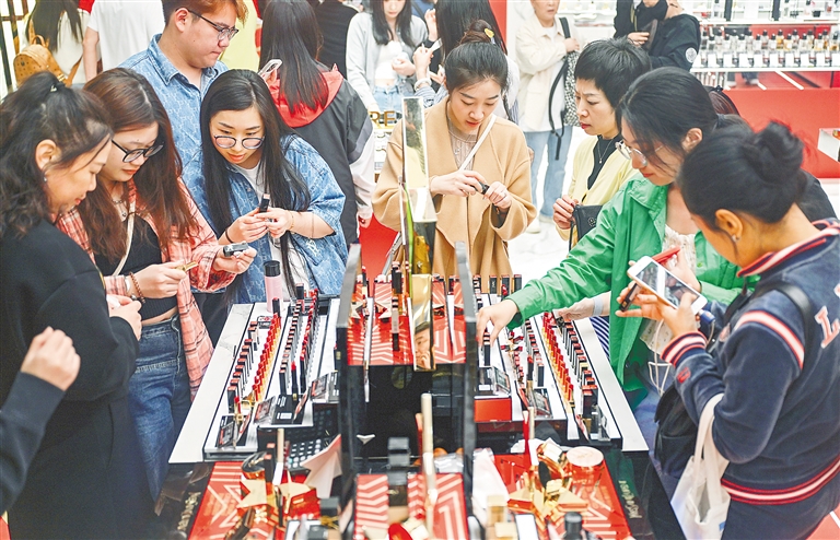 12家离岛免税店总销售额达31.61亿元_fororder_6319205_hnrbtp2_1708269655237_s