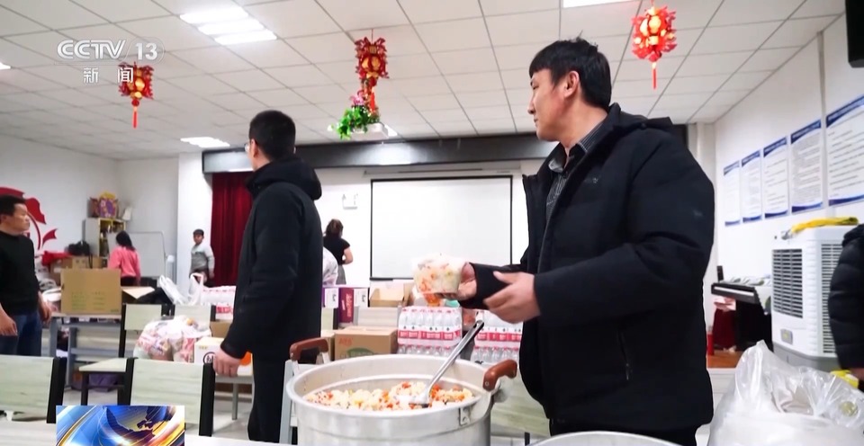 新疆哈密遭遇风吹雪天气 当地多举措转移安置受困人员