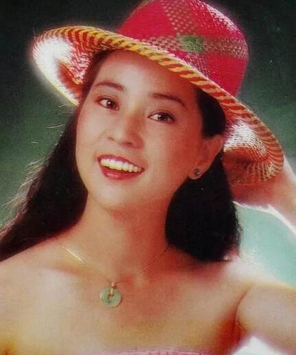 62岁成龙妻子林凤娇罕见年轻照 名气不输林青霞