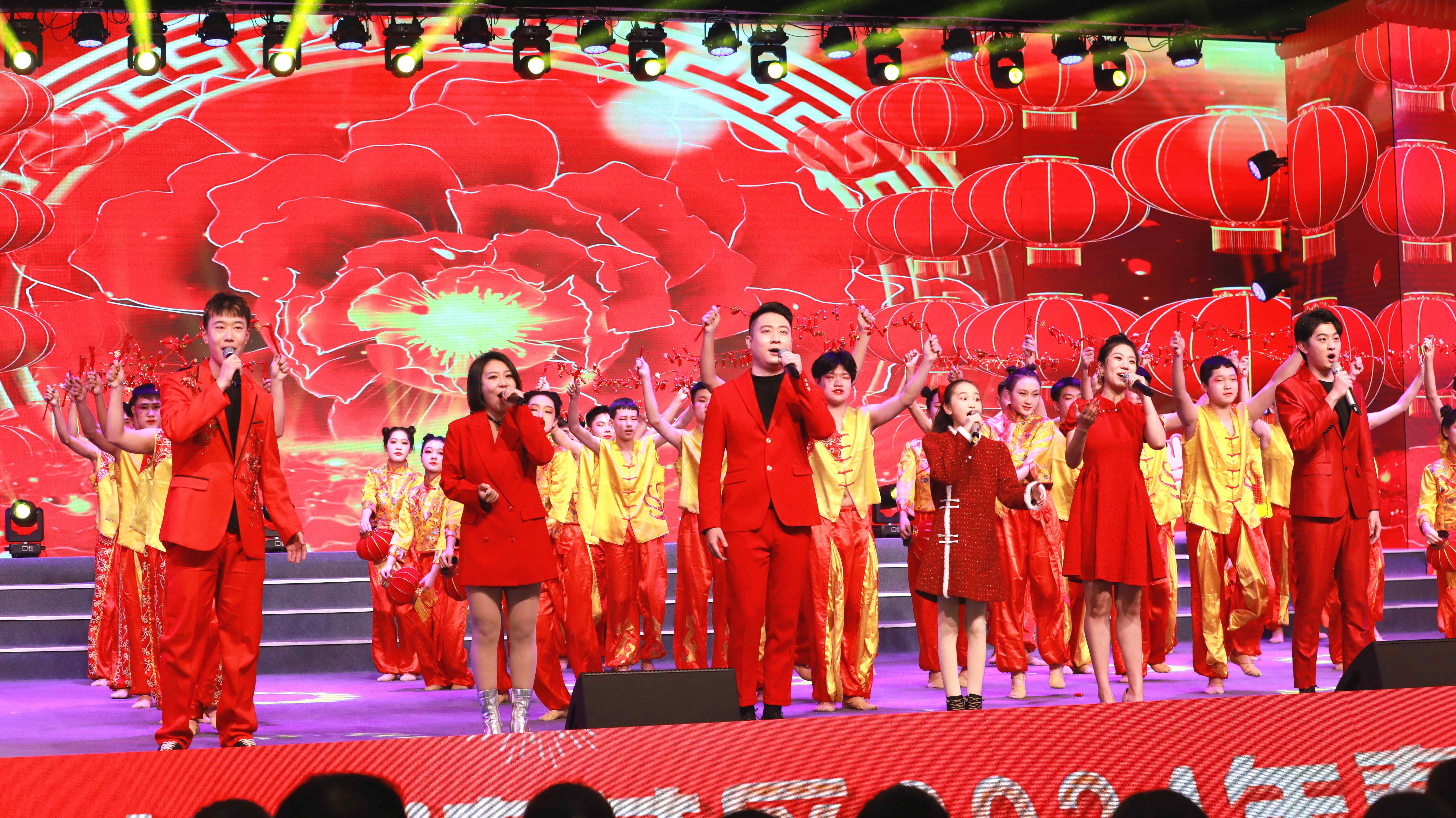 河北清苑：2024年春节联欢晚会成功举办_fororder_清苑区2024年春节联欢晚会现场，开场歌舞表演《吉星高照》。摄影 刘鹏