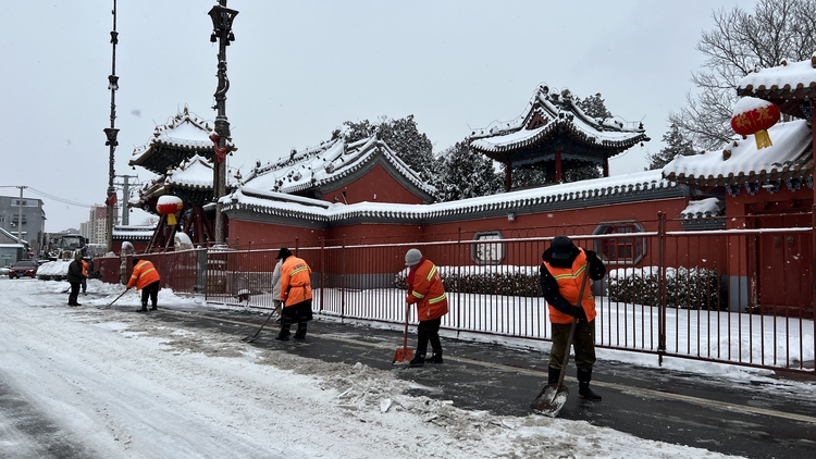 河北保定：全力应对寒潮雨雪天气_fororder_安国市环卫工人在药王庙前进行积雪清理作业。王天瑞摄