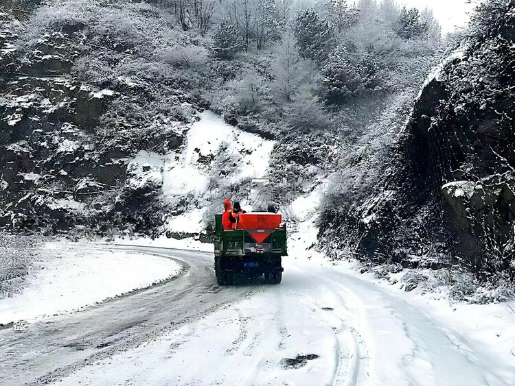 河北保定：全力应对寒潮雨雪天气_fororder_保定市交通运输局阜平县养路工区在国道G337长城岭路段进行融雪剂撒布作业。胡坤伟摄
