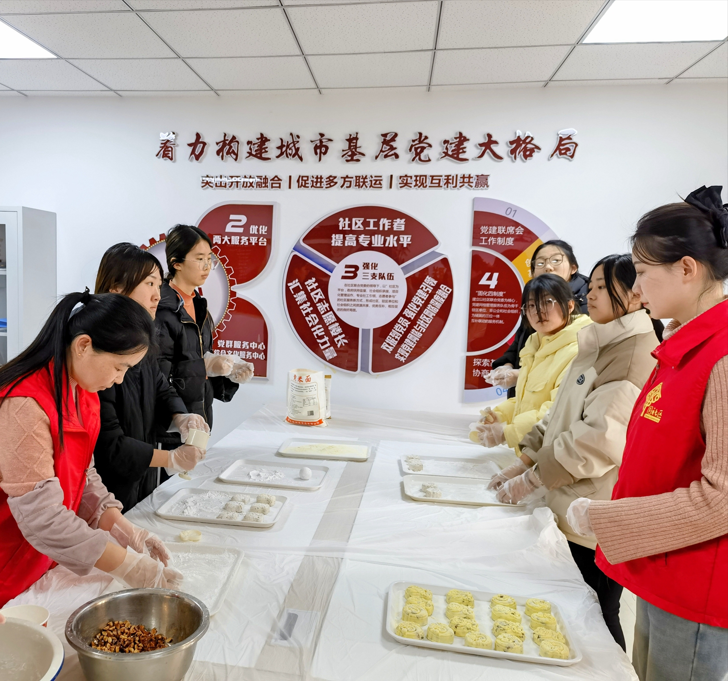 保定市满城区：“舌尖上的年俗”活动 让“年味”更浓_fororder_大家共同制作花式年糕 摄影 何蕊