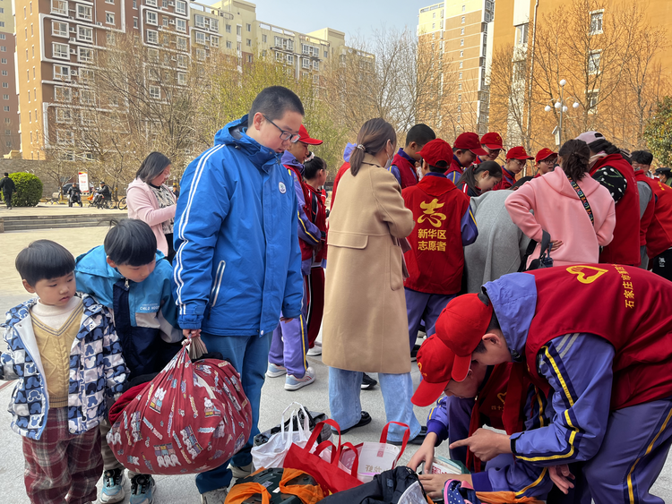 石家庄市新华区：公益大集进社区 贴心服务暖人心_fororder_图片5