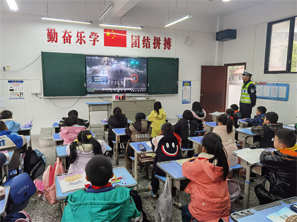 重庆警方以实际行动当好群众“护城河”_fororder_图片2