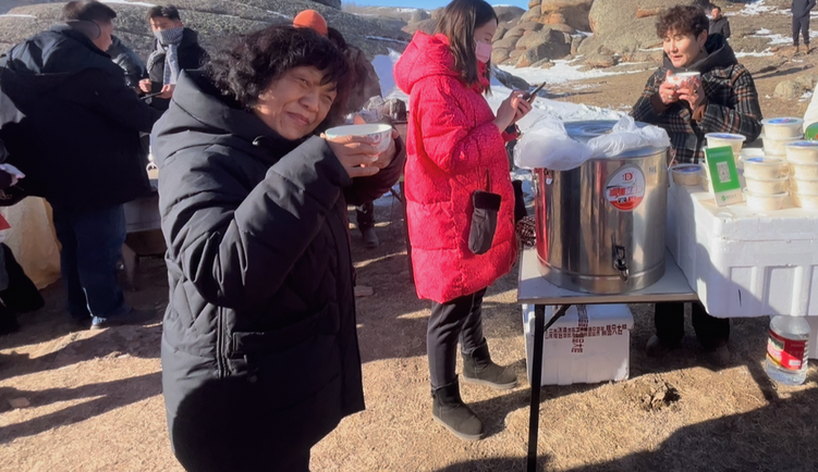 新疆吉木乃：冬牧文化旅游节 大锅羊肉正飘香
