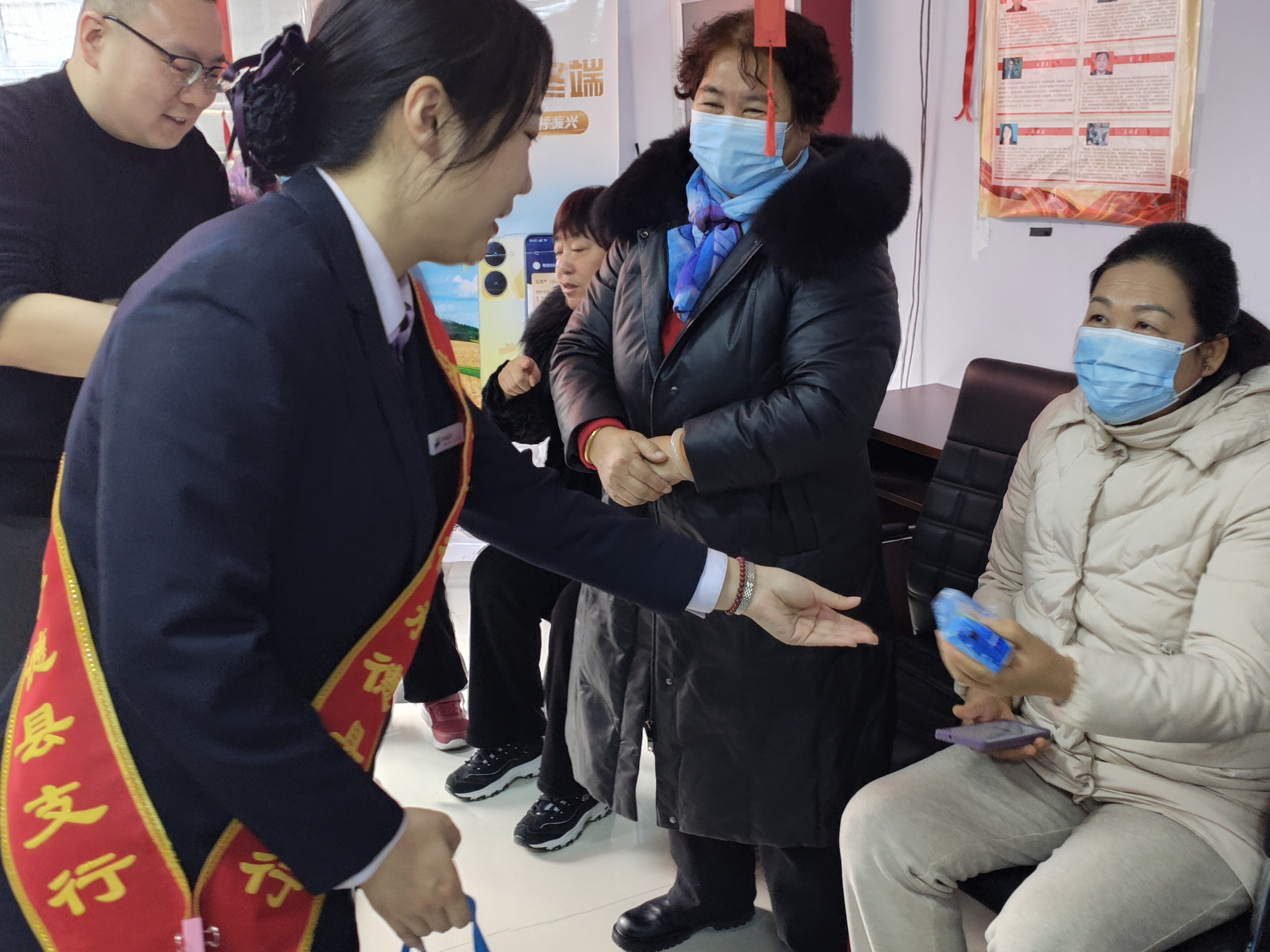 河北承德县：欢喜闹元宵 温暖邻里情_fororder_图四：志愿者为居民发放小礼品 摄影：孟冬媛