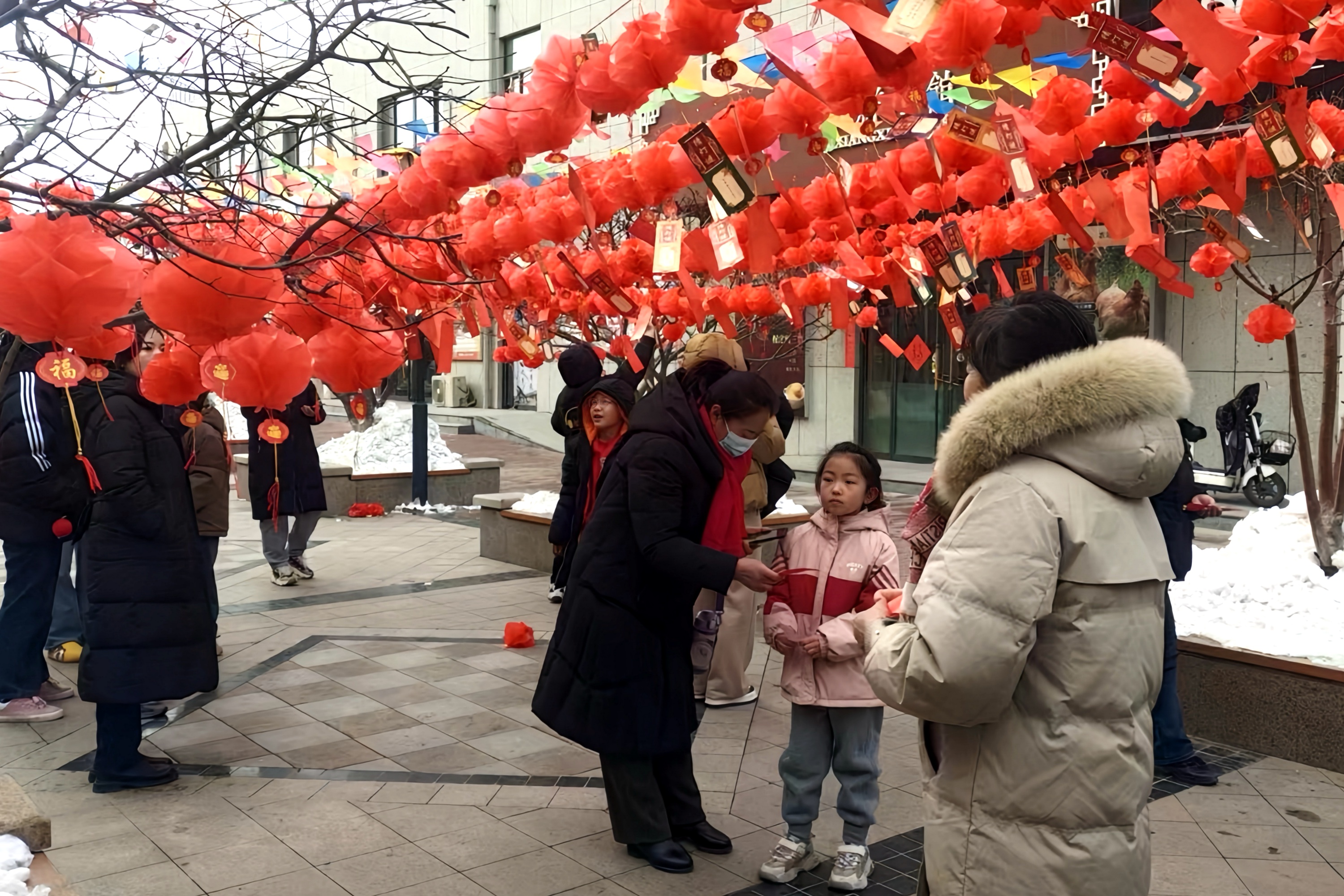 河北清苑：防范非法集资 守护百姓钱袋子_fororder_居民参加“闹元宵 猜灯谜”活动。清苑区委宣传部供图