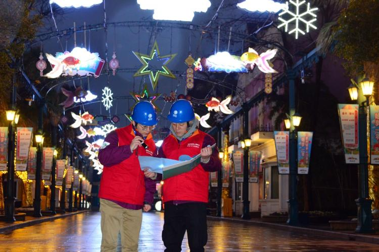 Shanghai Happy Valley Lantern Festival: Power Supply Personnel Ensure Safety and Reliability, Welcoming a Joyous and Auspicious Festival_fororder_图片2