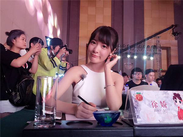 徐娇打破次元壁 “双面娇娃”玩转汉服Lolita风_娱乐_腾讯网