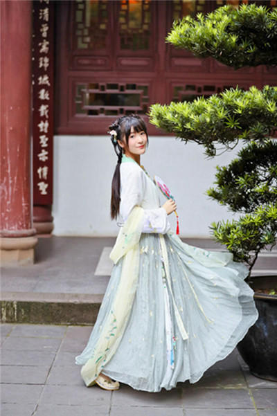 徐娇打破次元壁 “双面娇娃”玩转汉服Lolita风_娱乐_腾讯网