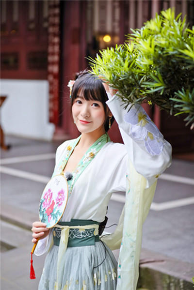徐娇打破次元壁 “双面娇娃”玩转汉服Lolita风_娱乐_腾讯网
