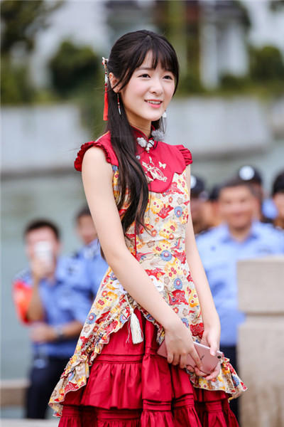 徐娇打破次元壁 “双面娇娃”玩转汉服Lolita风_娱乐_腾讯网