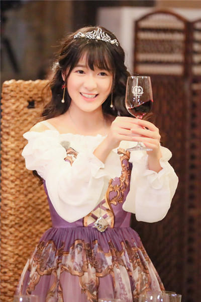 徐娇打破次元壁 “双面娇娃”玩转汉服Lolita风_娱乐_腾讯网