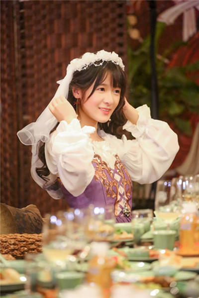 徐娇打破次元壁 “双面娇娃”玩转汉服Lolita风_娱乐_腾讯网