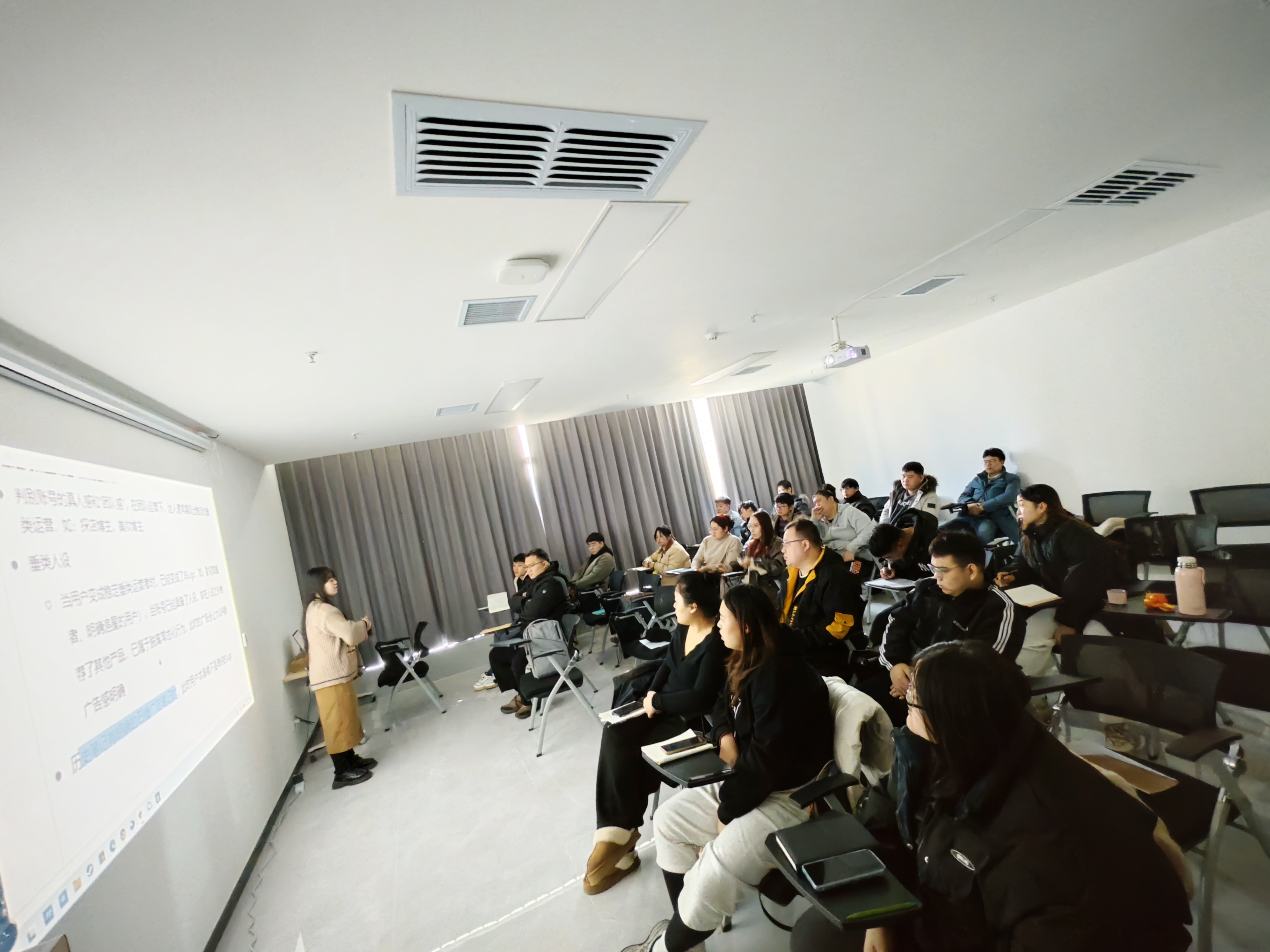 保定市莲池区：优环境、抓招商、促发展_fororder_图片二：小红书标注职场进行专项业务培训。（王晓亮供）