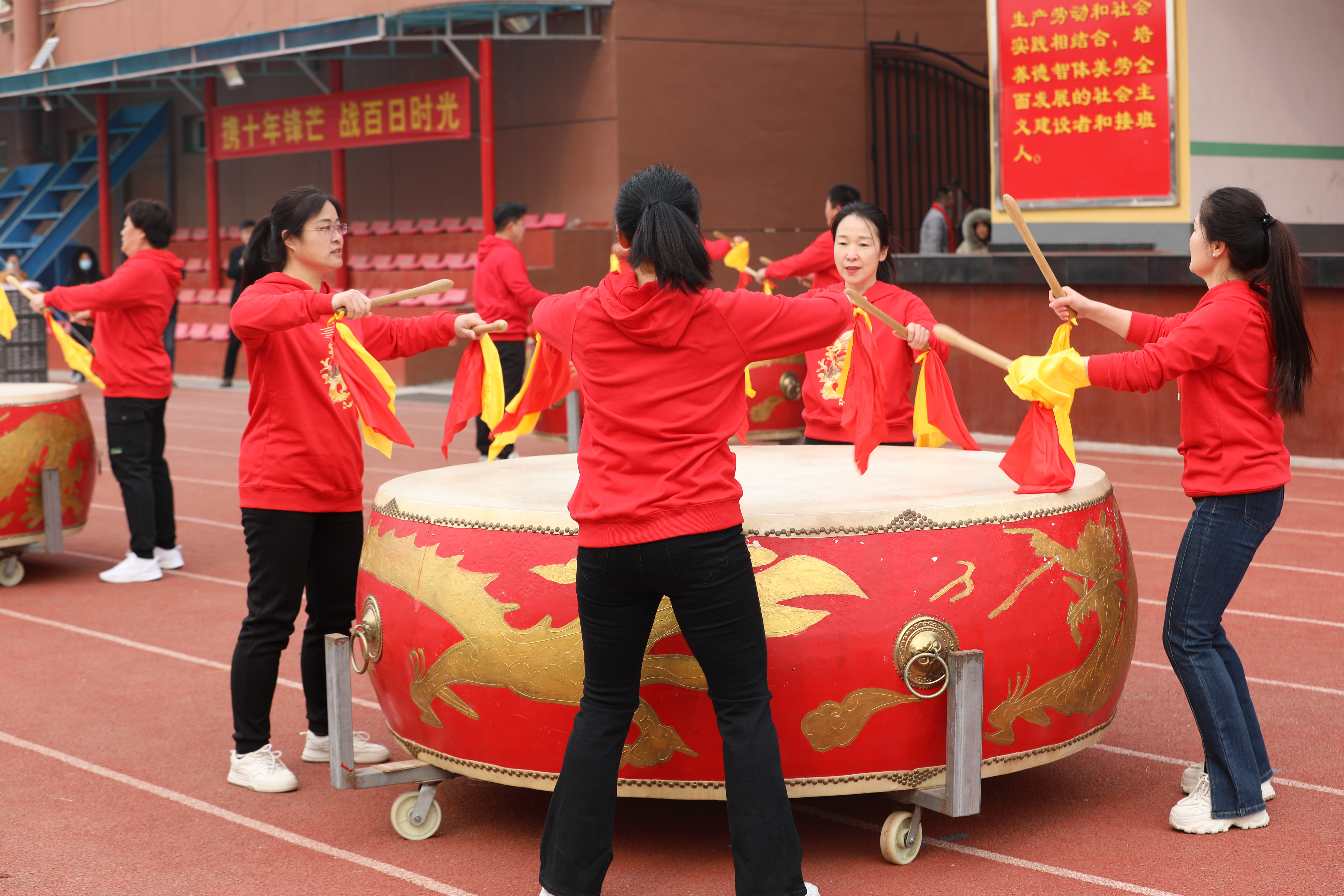 图片默认标题_fororder_图为涞水县祖冲之中学高三教师为学生擂鼓助威。（徐梓钰摄）.JPG