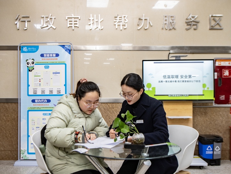 亲商助企 成都温江区召开做优一流营商环境工作推进会_fororder_行政审批帮办现场 供图 成都市温江区委宣传部