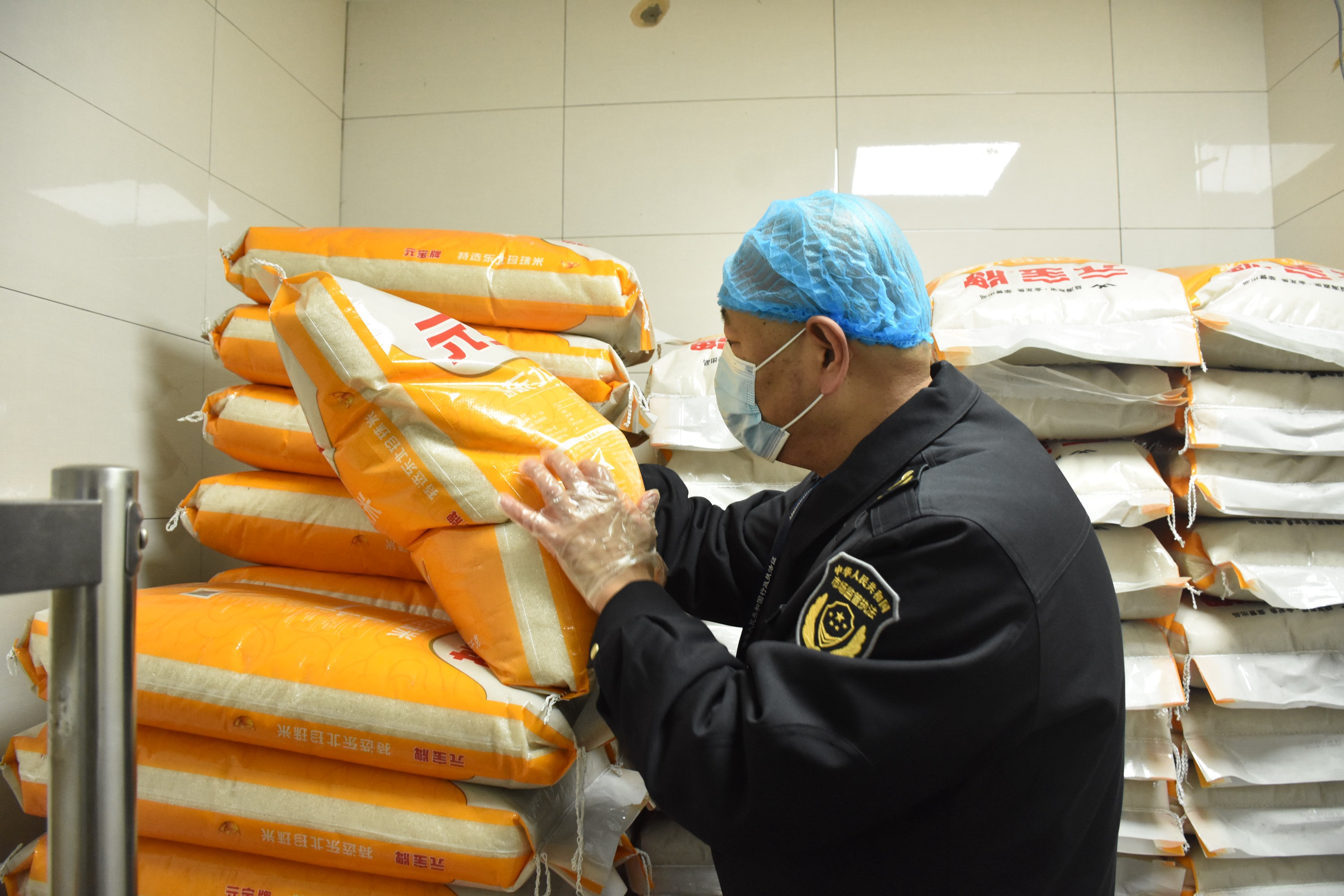 河北清苑：全力守护“开学季”校园食品安全_fororder_执法人员检查校园食堂米面保质期。赵琪摄.JPG