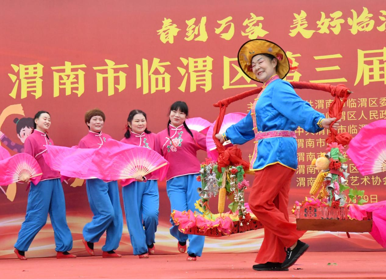 【镜观陕西】旋转、跳跃、“扭”不停歇  渭南临渭区千人秧歌“嗨”翻天_fororder_图片1