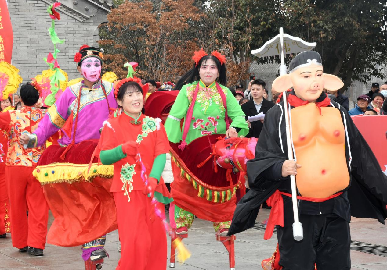【镜观陕西】旋转、跳跃、“扭”不停歇  渭南临渭区千人秧歌“嗨”翻天_fororder_图片2