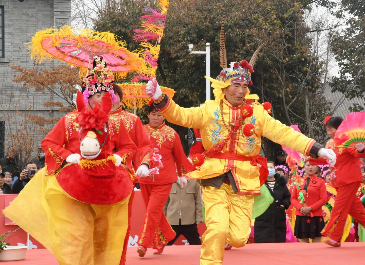 【镜观陕西】旋转、跳跃、“扭”不停歇  渭南临渭区千人秧歌“嗨”翻天_fororder_图片3