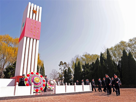 盐城机场边检站赴华中鲁艺抗日殉难烈士陵园开展清明节祭奠活动_fororder_图片12