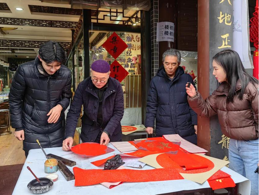 【陕耀国际·35期】寻年味 话年俗 看丝路青年如何潮玩西安年？_fororder_图片6