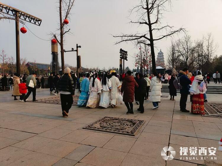 “新春战袍”火出圈 马面裙与古城西安实现双向奔赴