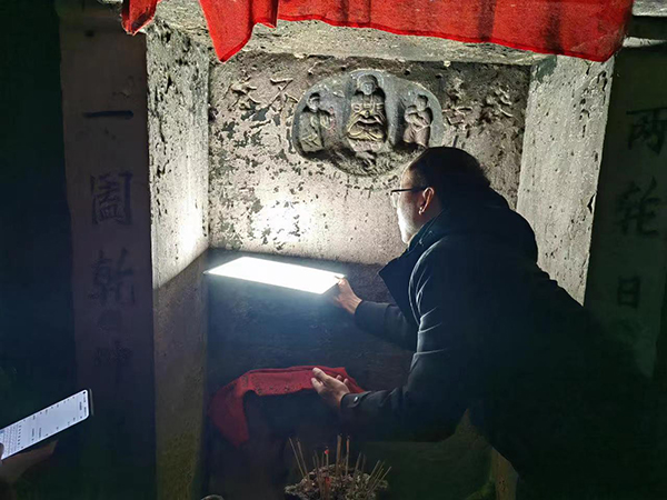 守护历史记忆 资阳安岳在行动_fororder_普查人员正在辨认龛窟上的文字。摄影潘政吉