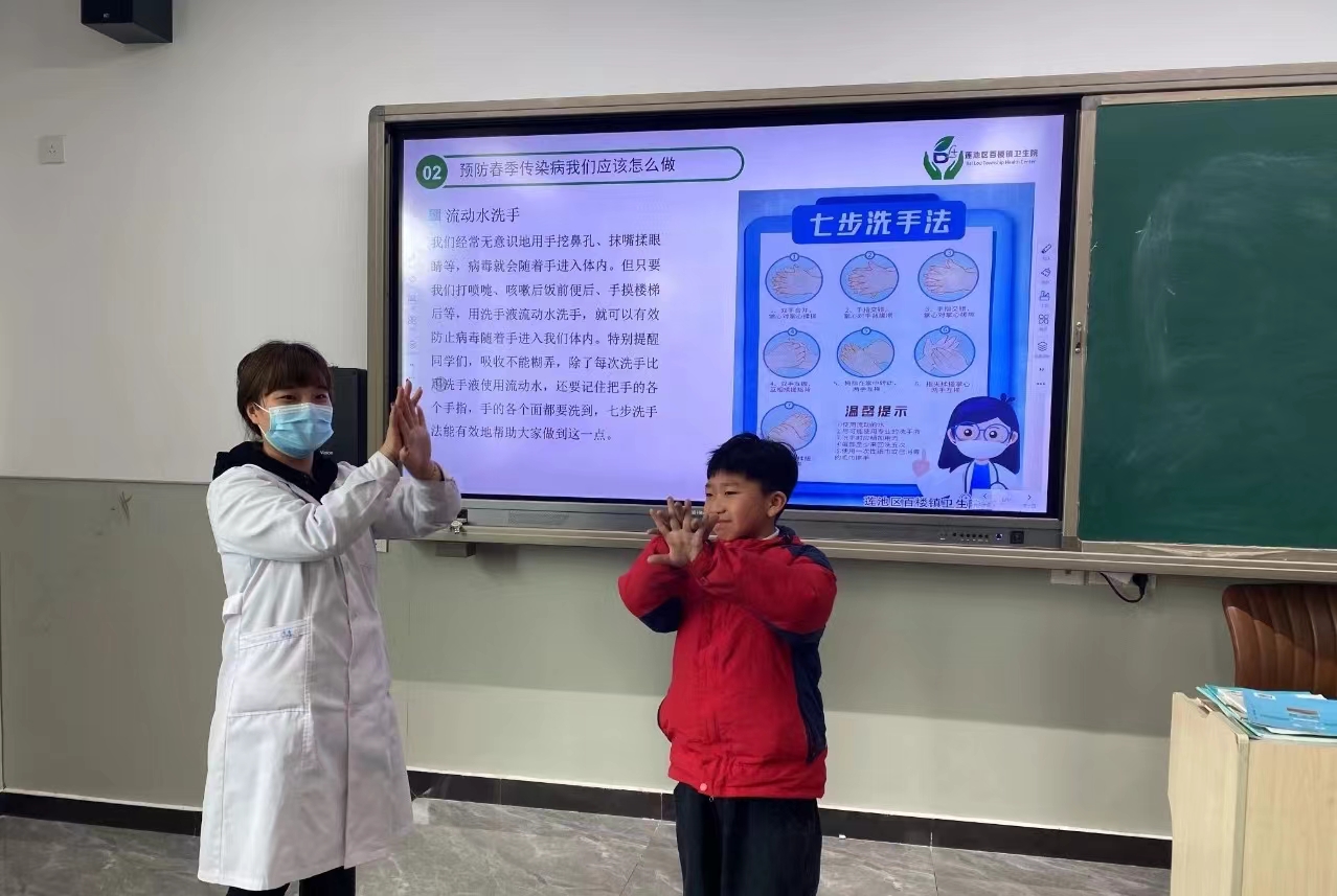 图片默认标题_fororder_图片一：百楼镇卫生院健康副校长与太保营小学学生进行互动，现场教学七步洗手法。（李岩摄）