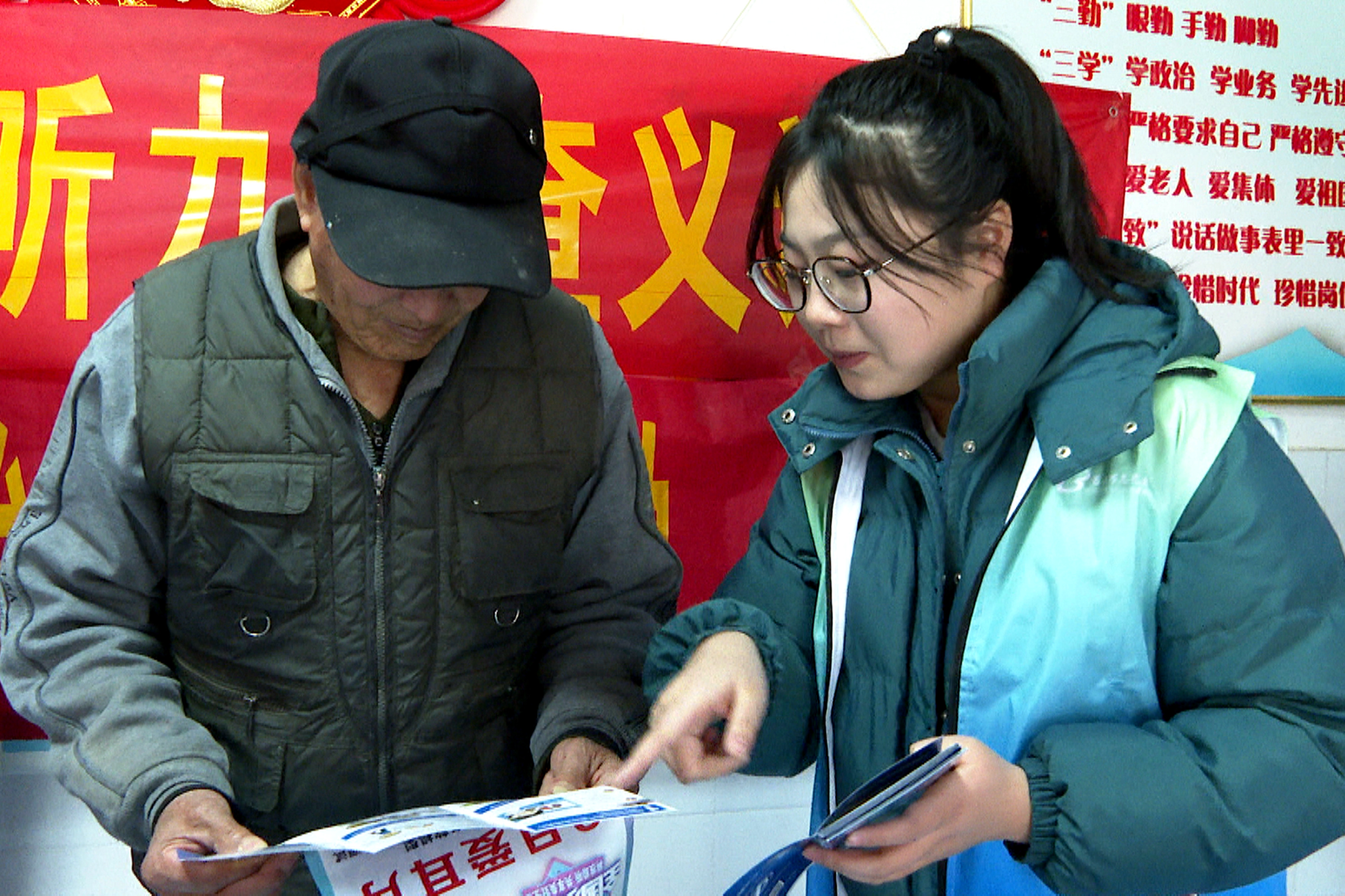 河北平泉：发展特色种植 助推乡村振兴_fororder_在清苑区民政事业服务中心，工作人员为群众宣传爱耳护耳知识。  杨楠  摄
