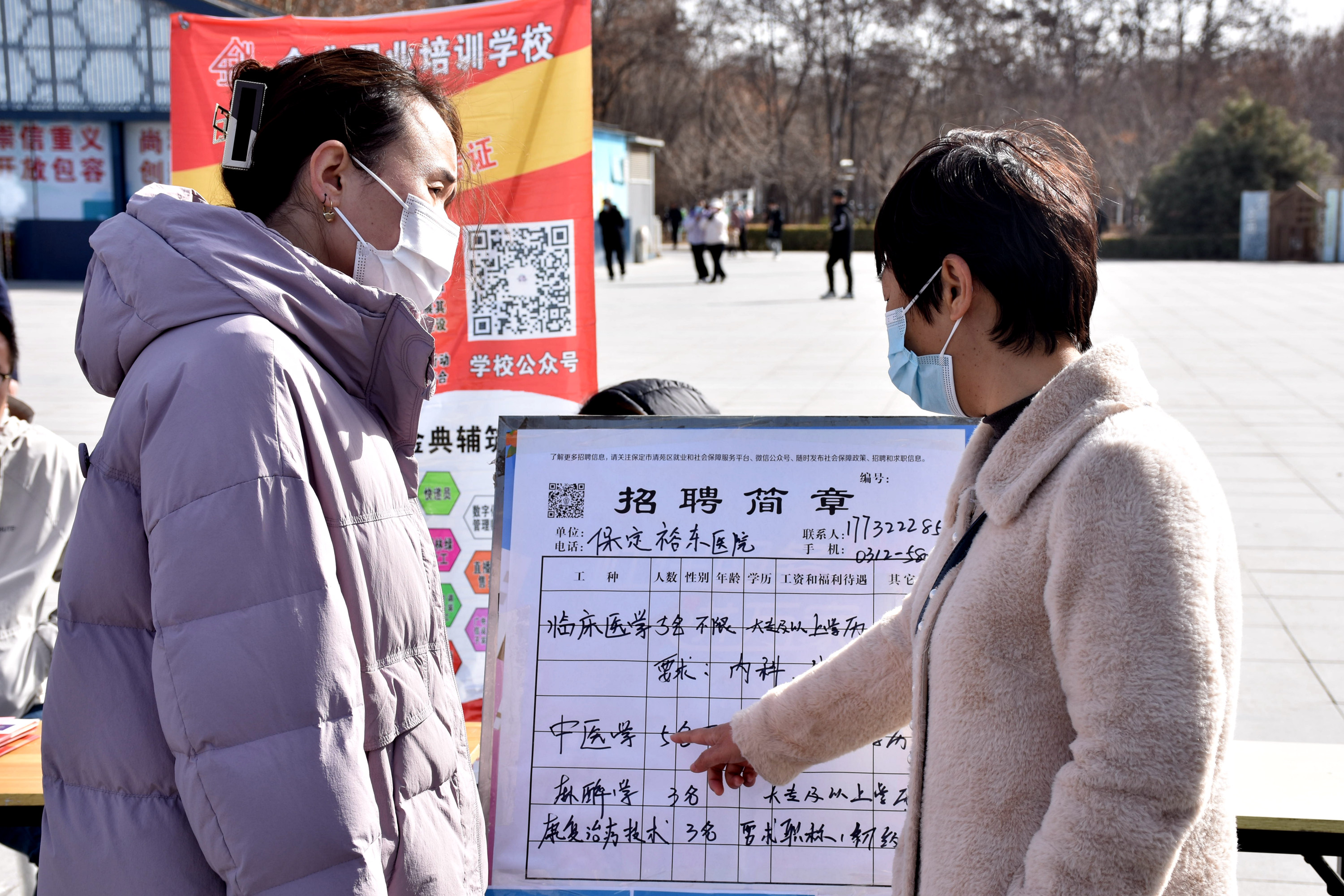 河北清苑：举行“春风行动”专场招聘会_fororder_用人单位工作人员为求职者介绍岗位信息。 赵琪摄.JPG