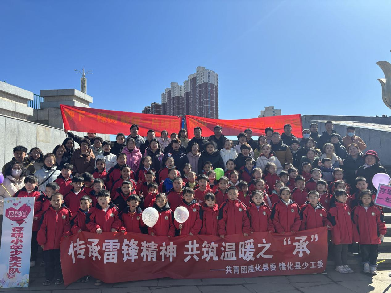 隆化县开展学雷锋红领巾爱心义卖活动_fororder_图片1